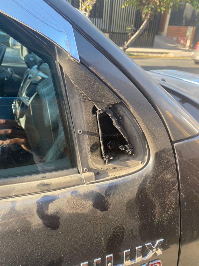 Ladrones de autopartes robaron espejo a un auto