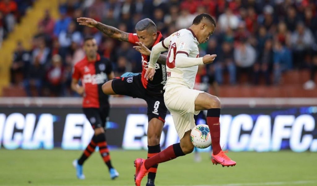 Foto: Liga 1 - Melgar y Universitario enfrentándose en Arequipa el 2020