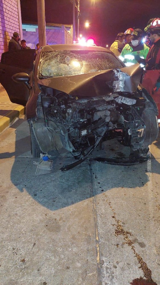 Auto terminó destrozado en la variante de Uchumayo