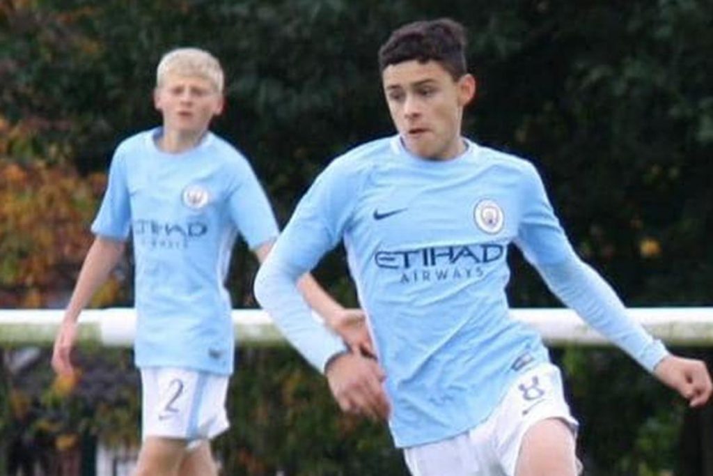 Alexander Robertson con el equipo sub-17 de Manchester City.