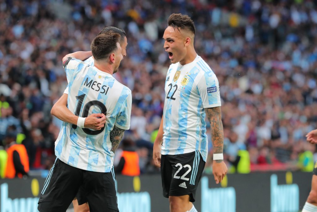 Foto: Selección Argentina - Jugadores de la 'Albiceleste' celebrando gol a Italia en la Finalissima.