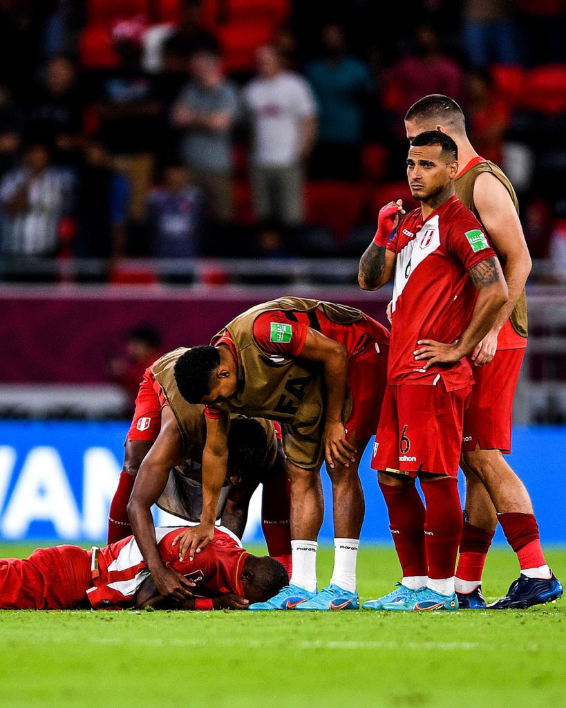 Equipo peruano lamentando quedar fuera del Mundial de Fútbol Catar 2022.