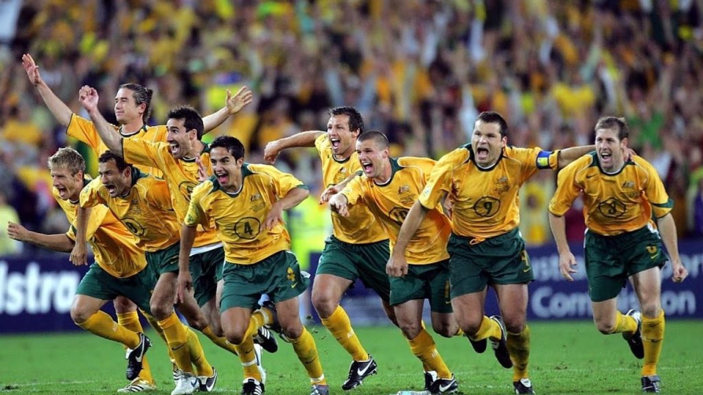 Jugadores de Australia celebrando clasificación al Mundial de Alemania 2006 luego de vencer a Uruguay en penales