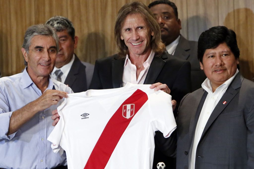 Foto: AFP - Ricardo Gareca en su presentación como nuevo DT de la Selección Peruana, a lado de Juan Carlos Oblitas y Edwin Oviedo. 