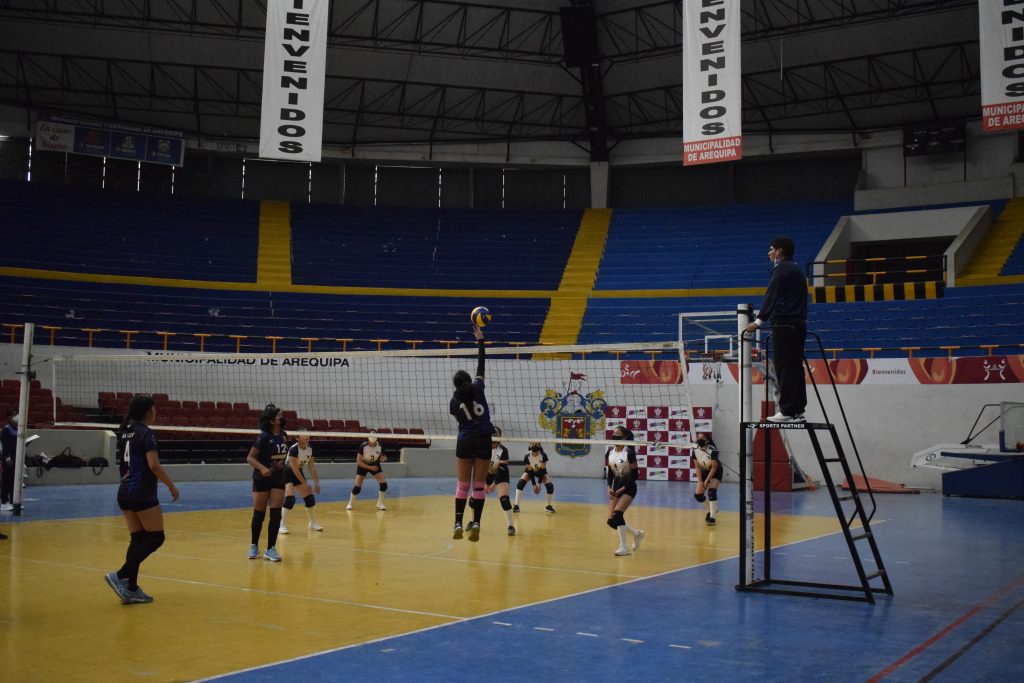 Foto: HBA Noticias - Kimura venció 3-0 a Nuestra Señora de la Asunción y así clasificó a las semifinales del volibol de Arequipa en su categoría. 
