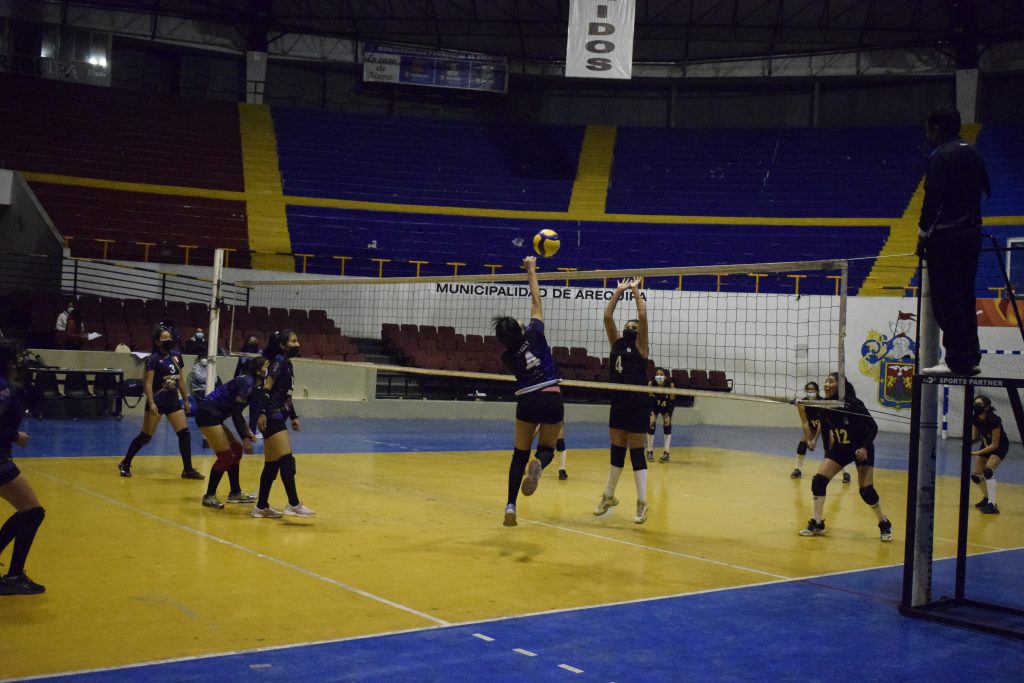 Foto HBA Noticias: Ulrich venció 3-2 a Kimura en la fecha 3 de la Liga Distrital de Voleibol de Arequipa.