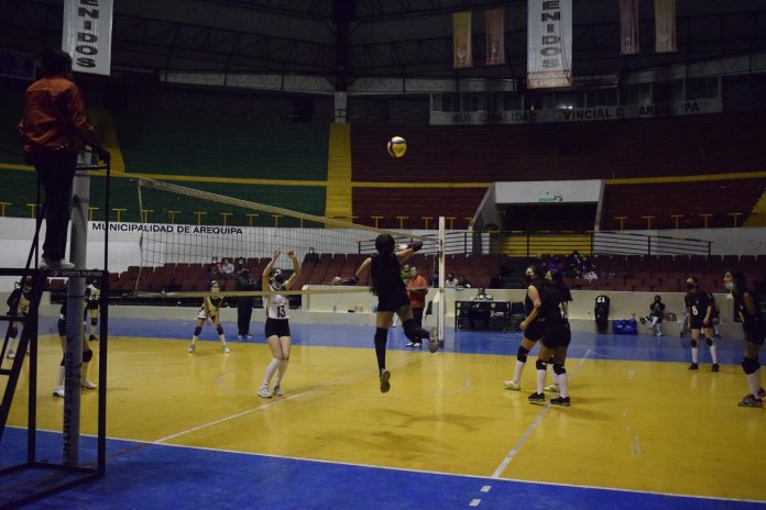Foto: HBA Noticias - Momentos del partido entre Ulrich y Santa Úrsula valido por la cuarta fecha de la Liga Distrital de Voleibol de Arequipa.