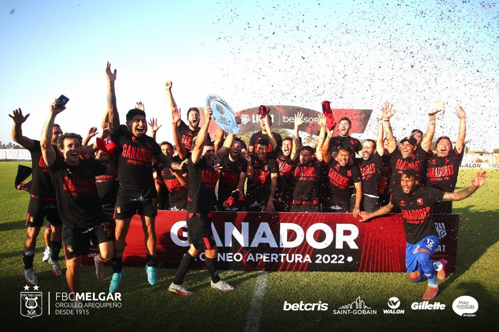 El elenco arequipeño levantado el trofeo del Torneo Apertura.