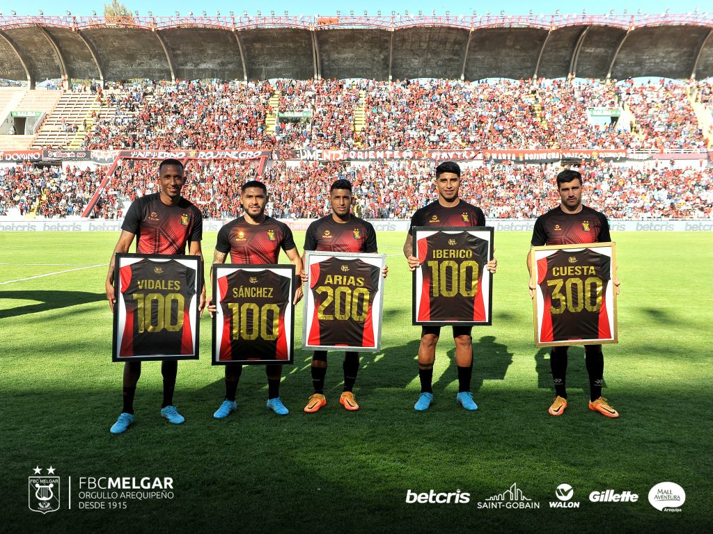 Foto: FBC Melgar - Previo al partido con Cristal, Vidales, Sánchez, Iberico y Cuesta fueron reconocidos por el club por su larga cantidad de partidos jugados con la camiseta 'Rojinegra'.