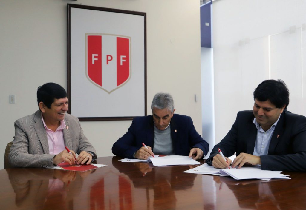 Foto: FPF - Juan Carlos Oblitas firmando su contrato como nuevo Director General de Fútbol.