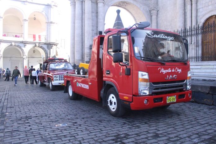 Grúas remolcarán vehículos estacionados en zonas rígidas del centro histórico de Arequipa
