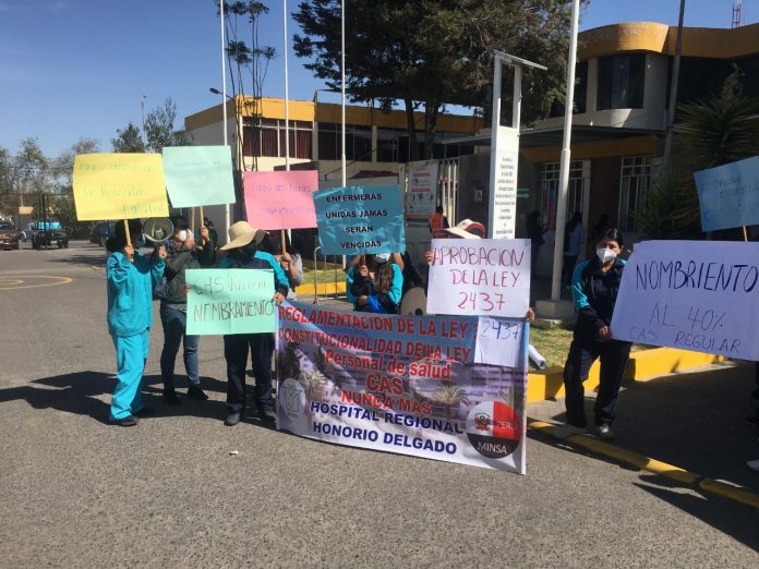 Los trabajadores con pancartas en mano protestaron fuera de la Gerencia Regional de Salud Arequipa sobre el CAS.
