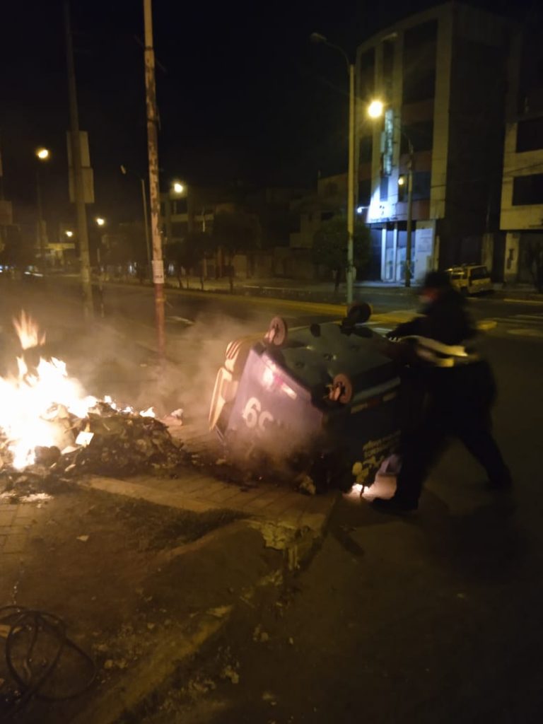 Inescrupulosos queman dos contenedores de basura en la avenida Sepúlveda 