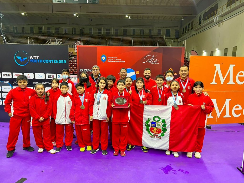 Equipo completo de Perú en tenis de mesa.