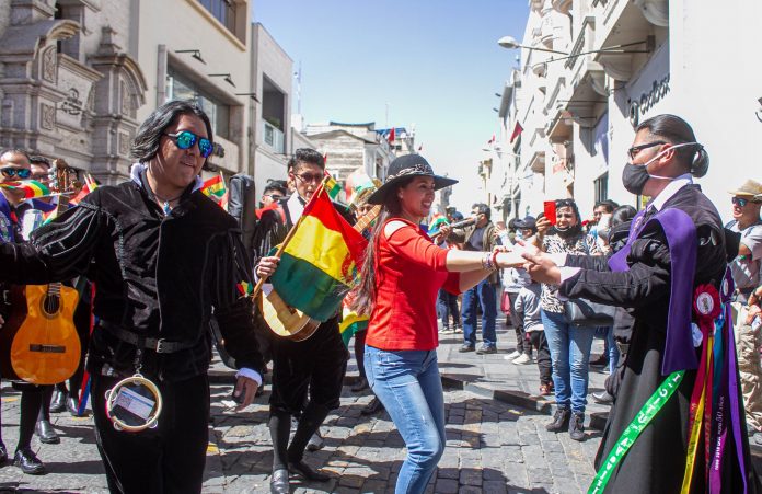 Pasacalle tunante pone a bailar a arequipeños en el centro histórico de la ciudad