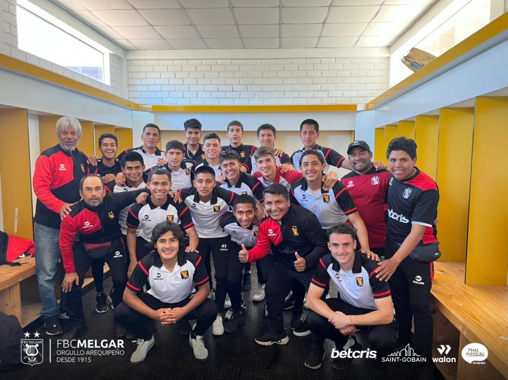 Foto FBC Melgar - Celebración del equipo rojinegro luego de vencer a Cusco FC y clasificar a los cuartos de final del Torneo de Reservas.