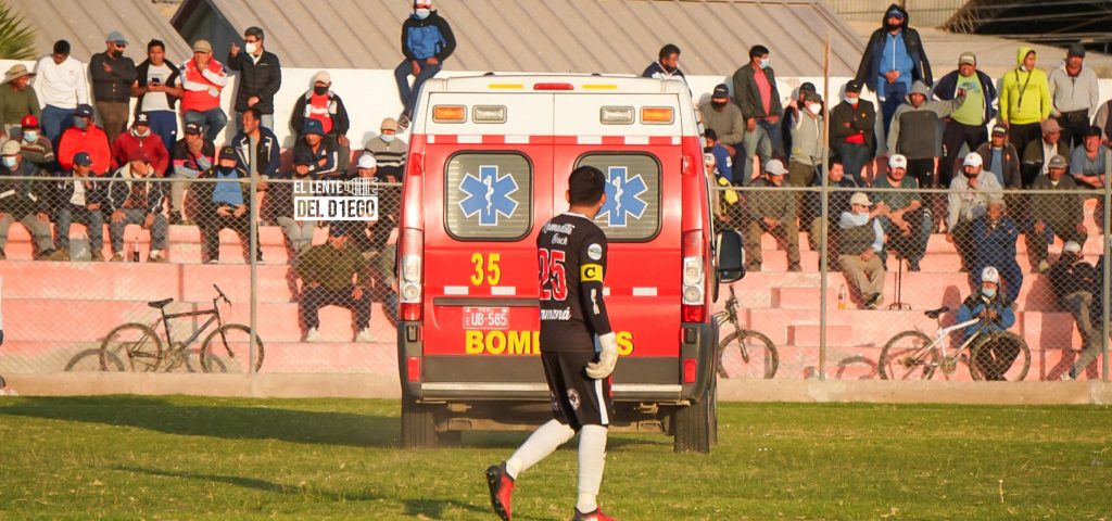 Foto: El Lente Del Diego - La ambulancia ingresó luego de que un jugador de San Jacinto se descompensará en el campo.