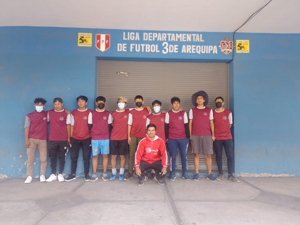 Equipo de Los Pumas de Villa Cerrillos en la LIDEFA presentando su reclamo. 