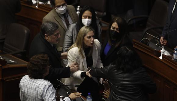 María del Carmen Alva jaloneó del brazo a la congresista Isabel Cortez