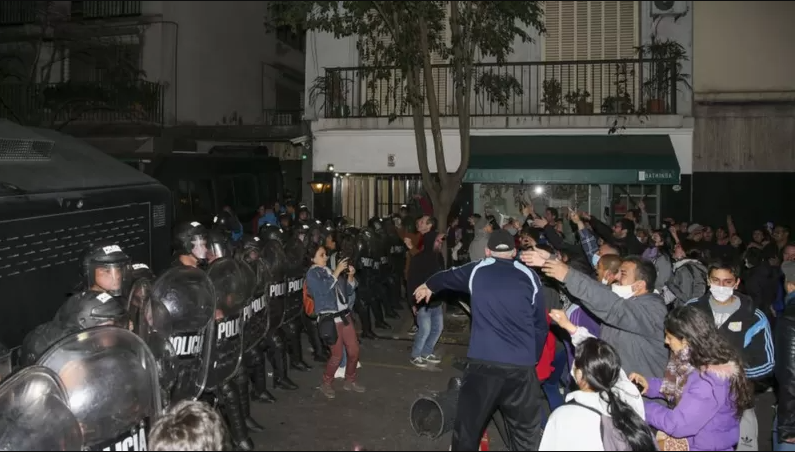 La Fiscalía argentina pidió 12 años de prisión para Cristina Fernández, causando un enfrentamiento entre los simpatizantes y la policía.