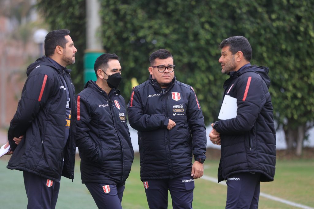 Foto: Selección Peruana - Integrantes del comando técnico de Juan Máximo Reynoso presentes en la práctica de la Selección Peruana Sub-20.