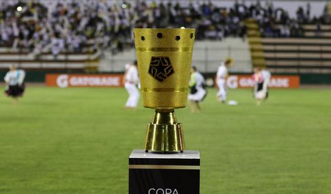 El trofeo de la Copa Bicentenario.