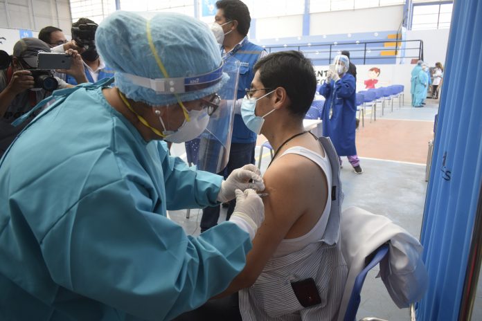 Contraloría en Arequipa advierte que vacunas contra la COVID-19 se encuentran en riesgo de caducar