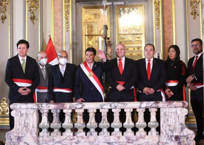Pedro Castillo toma juramento de 6 nuevos ministros.