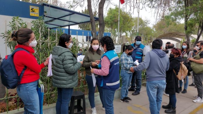 Continúan los problemas para acceder al trámite de pasaportes en Migraciones Arequipa