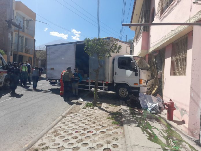 El fatal accidente de tránsito ocurrió en la intersección de la calle Calvario con Manuel Gonzales Prada del distrito de Miraflores.