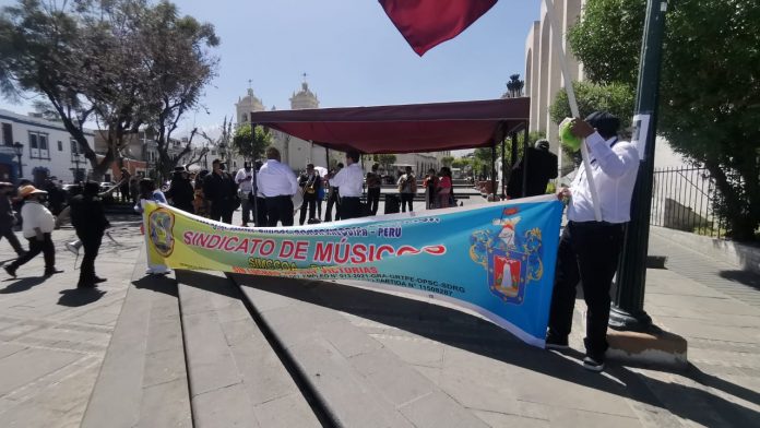 El sindicato de músicos realizó una protesta pacífica en la Plaza España, para ser escuchados por las autoridades.