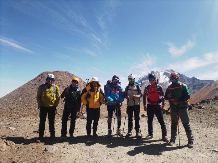 Un grupo de montañistas subieron a la cima del Misti para flamear la bandera de Arequipa por los 482 años de fundación española.
