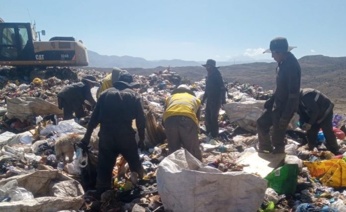 A pesar de haber recogido 150 toneladas de basura, el Ingreso a la Plataforma Comercial de Río Seco continúa con residuos sólidos