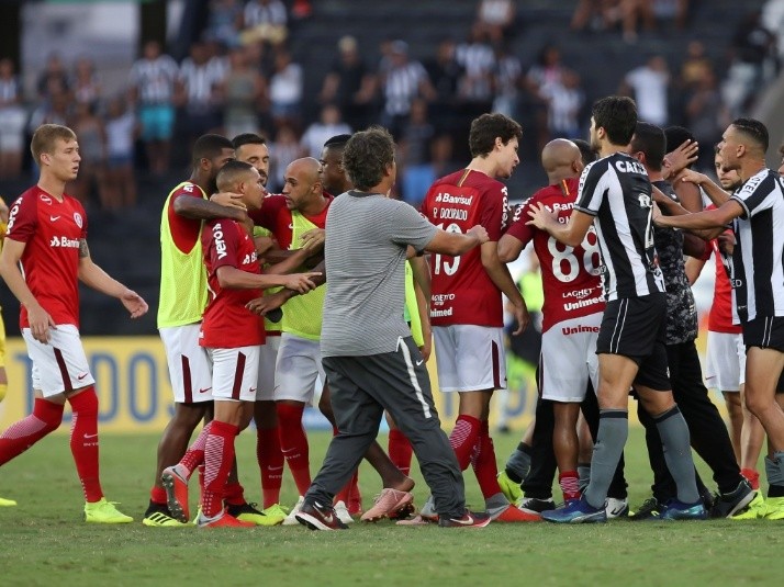 Foto: Getty Images South America - Pelea entre jugadores de Internacional y Botafogo en la decimotercera jornada del Brasileirão.