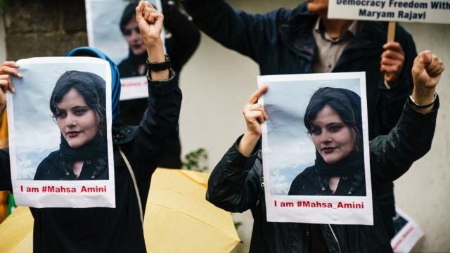 Por el caso de Amini, muchas mujeres iranís comenzaron a cortarse el cabello y quitarse el velo islámico en señal de protesta.