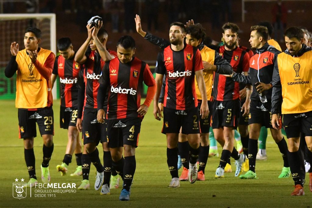 La hinchada despidió al equipo entre aplausos, luego de la gran campaña de Melgar en la presente Copa Sudamericana. 