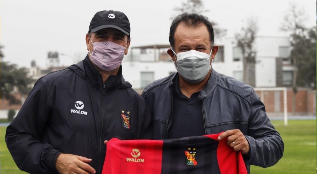 Juan Reynoso y Néstor Lorenzo juntos en el entrenamiento de Melgar del 2021.