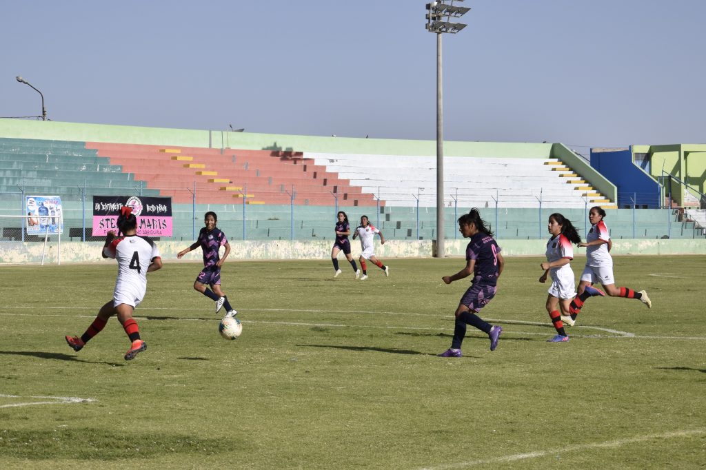Raquel Bilcape marcando el primer gol para Stela Maris.