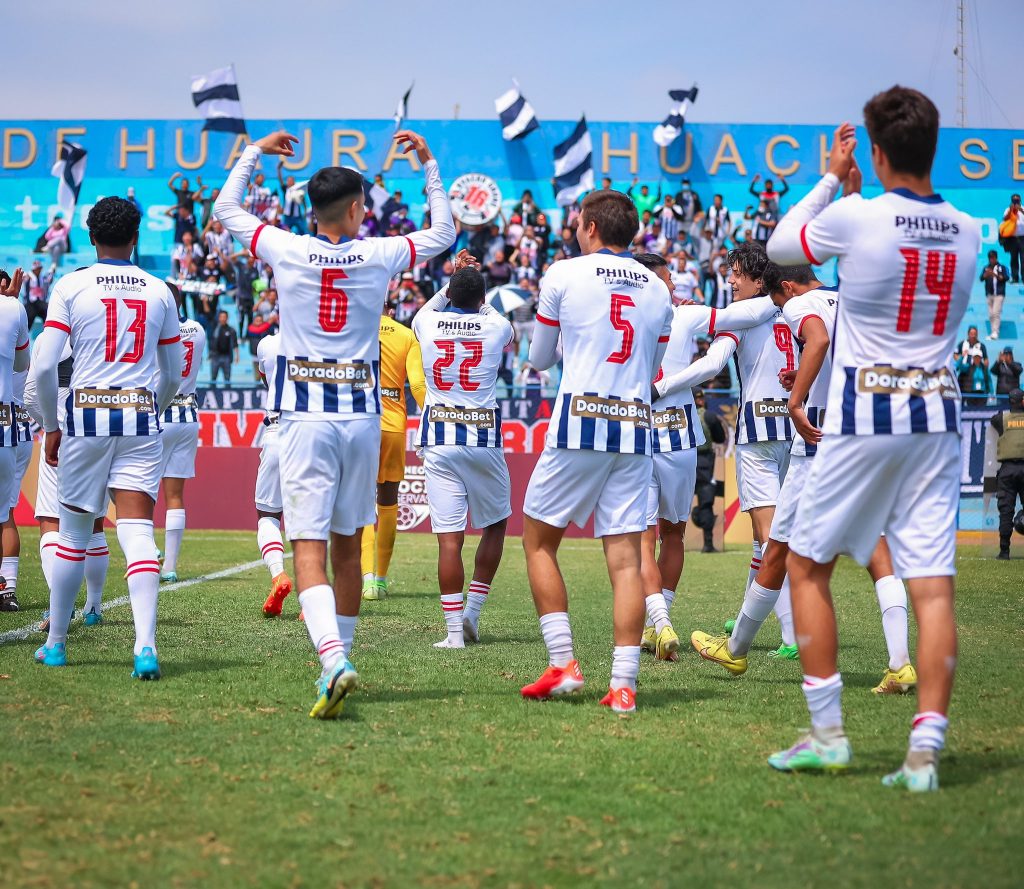 Jugadores de Alianza Lima celebrando con su hinchada el haber salido campeones del Torneo de Reserva.