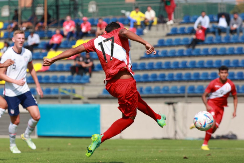 Foto: Selección Peruana - Vásquez marcando el primer gol para Perú.