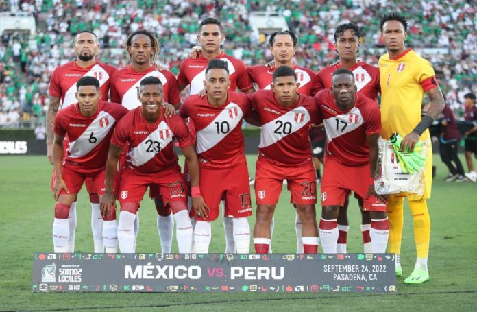 Equipo titular de la Selección Peruana en la caída ante México.