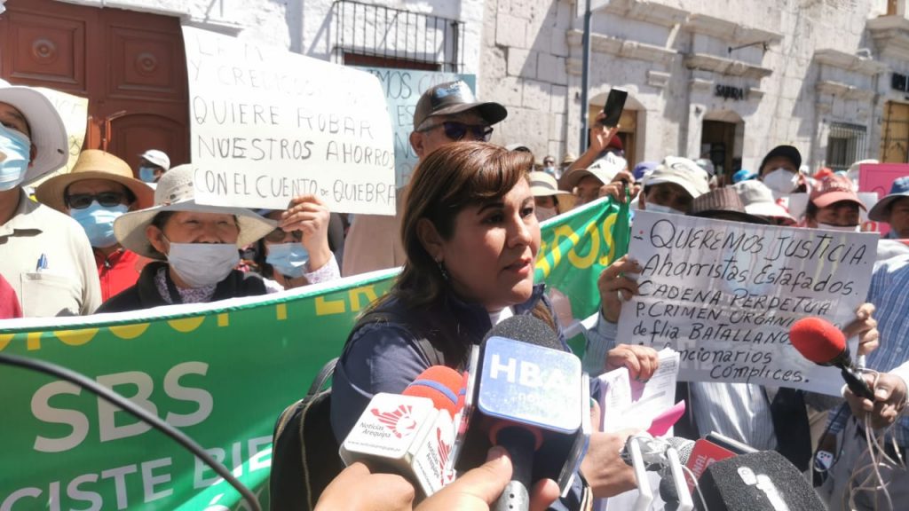 Glenda Revilla, presidenta de la Asociación de Ahorristas de Credicoop de Arequipa (ASACREDA)