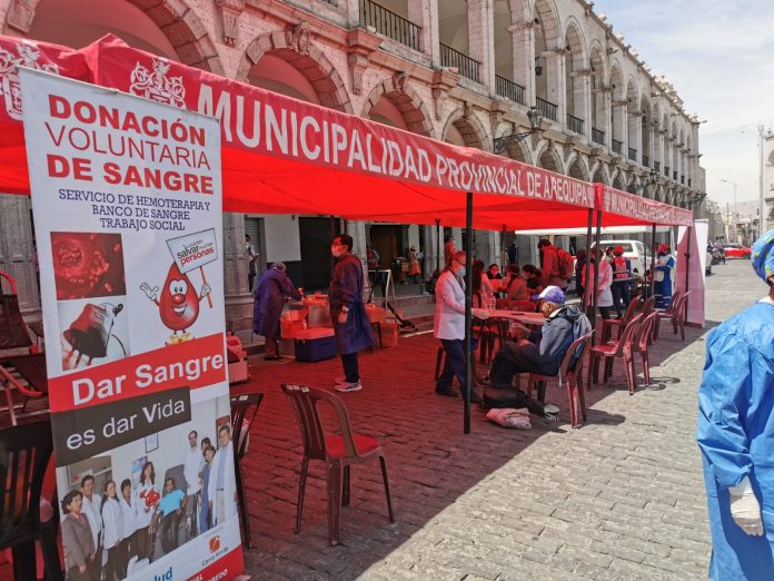 EsSalud realiza campaña de donación de sangre voluntaria en la Plaza de Armas de Arequipa