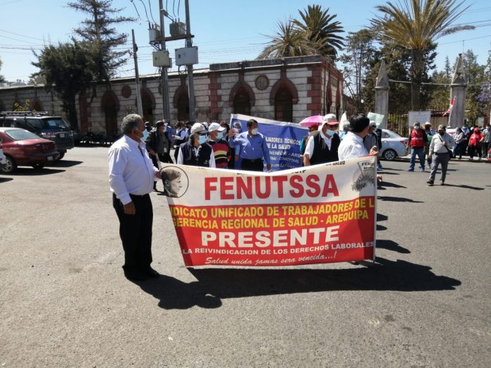 Trabajadores de Salud realizan protesta en los exteriores del hospital Goyeneche.