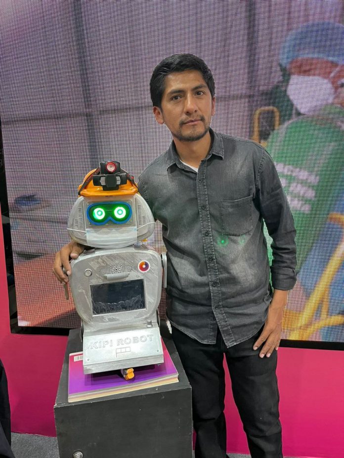 PERUMIN 2022: Kipi la maestra robot que habla quechua llegó a Arequipa