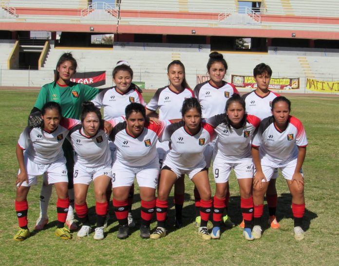 Fotografía protocolar del equipo femenino de Melgar en Tacna.