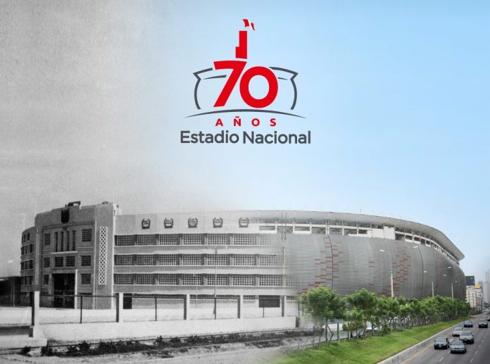 Homenaje a las leyendas del fútbol peruano en el Estadio Nacional.