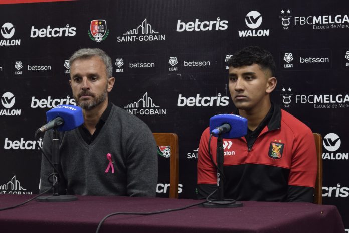 Pablo Lavallén y Bruno Portugal en la conferencia de prensa luego de la victoria sobre Sport Boys.