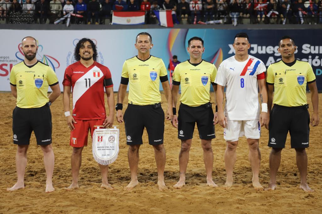 Imagen protocolar de Perú y Paraguay en la última jornada del fútbol playa. 