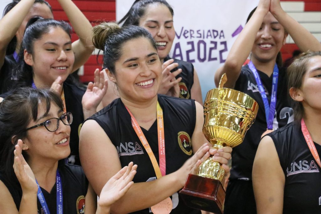 Celebraciones de la UNSA luego de ganar el tercer lugar en básquet femenino.